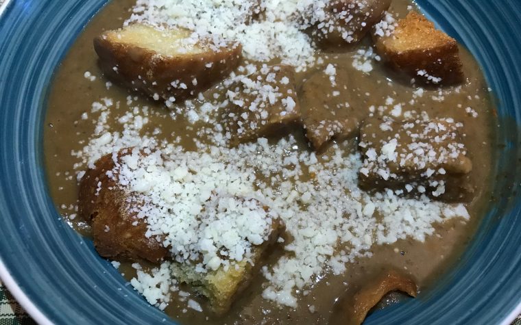 Vellutata di lenticchie con tocchetti di pane fritto Vellutata di lenticchie con tocchetti di pane fritto